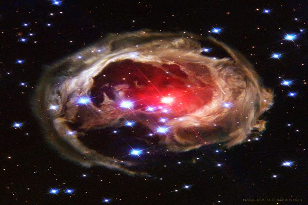 پژواک های نور ستاره V838 Mon 
