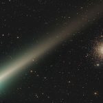 دنباله دار لئونارد در مقابل خوشه ستاره ای M3 — تصویر نجومی