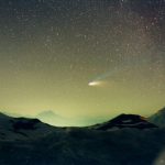 دنباله دار هیل باپ بر فراز گردنه وال پارولا — تصویر نجومی