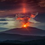 ستونی از نور بر فراز کوه آتشفشان اتنا — تصویر نجومی