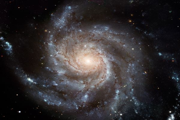کهکشان مارپیچی M101 
